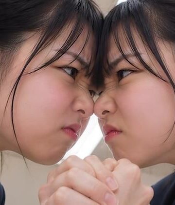 【女教師の腕相撲】どちらがこのクラスの担任かを決めるふたり。